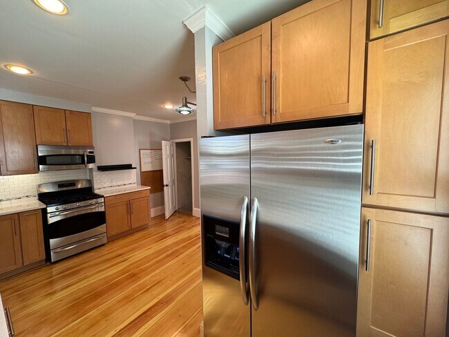 Building Photo - Spacious 4-Bedroom Townhouse with Garage &...