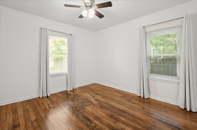 Building Photo - Cozy Duplex Unit with Fully Fenced Back Yard