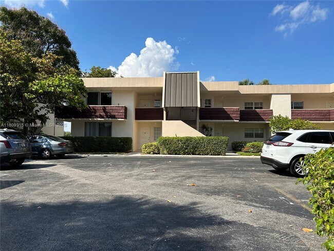 Building Photo - 2701 S Palm Aire Dr