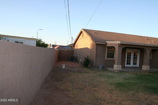Building Photo - 11207 W Hopi St