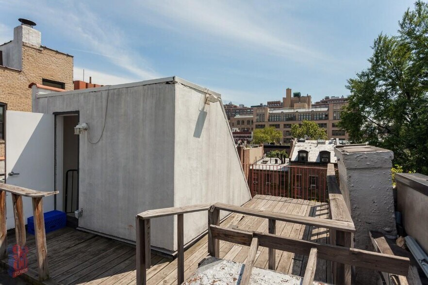 Building Photo - 350 W 21st St