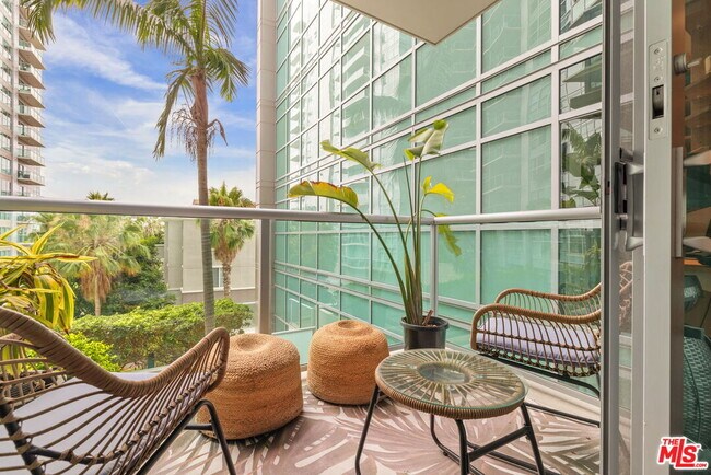Building Photo - 13700 Marina Pointe Dr