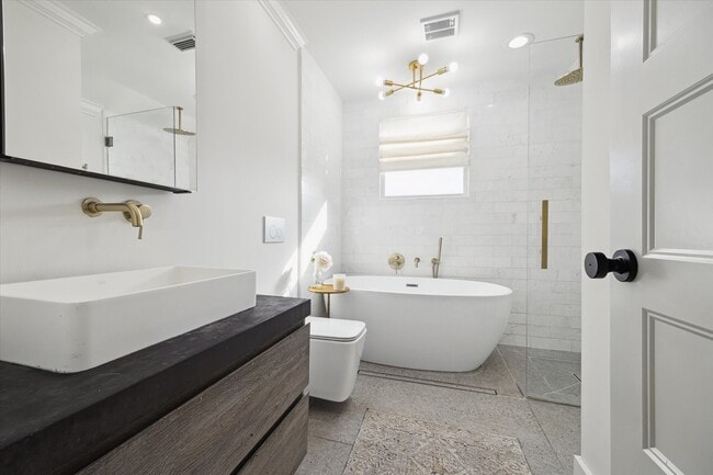 Building Photo - 4148 Bissonnet St