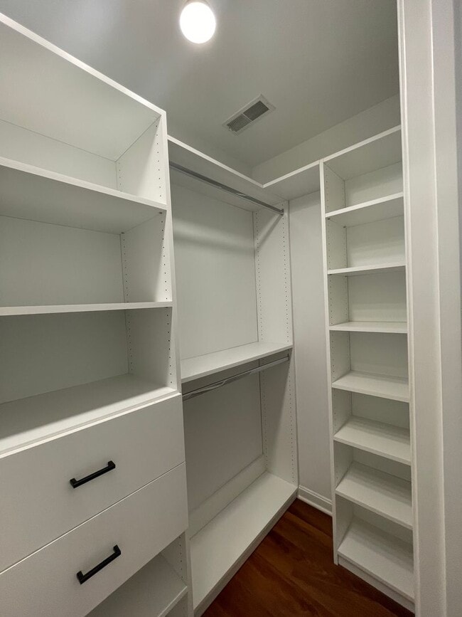 Building Photo - BEAUTIFUL 3 Bedroom 2 Bath Home in the Cit...