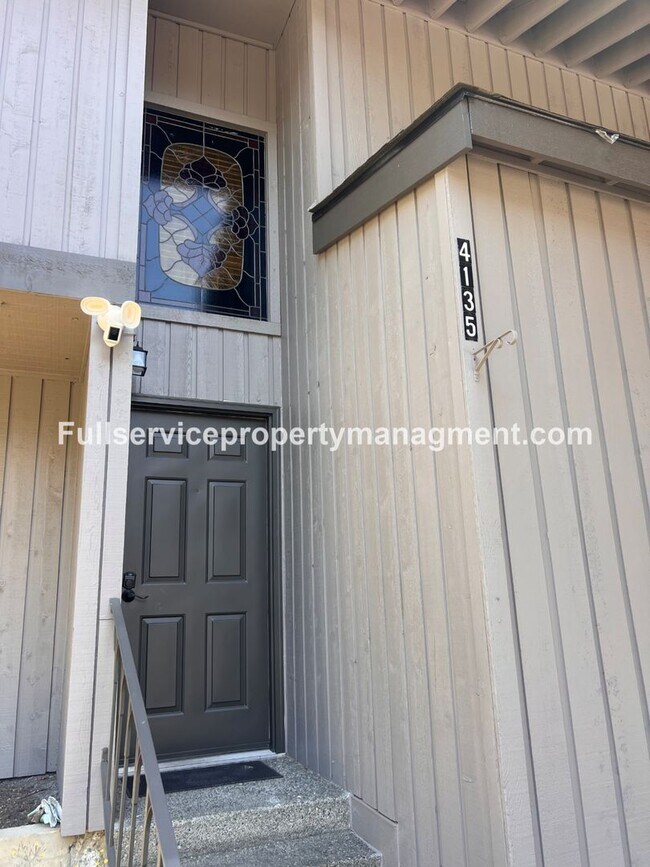 Building Photo - Spacious and bright Bellevue condo you won't want to miss!