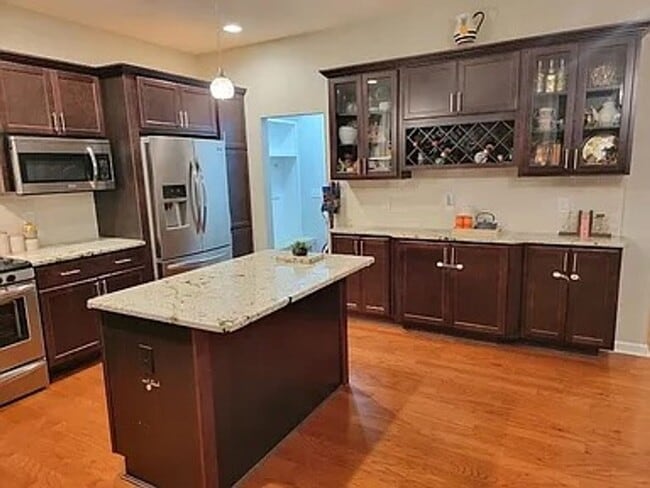 Building Photo - Executive Living at Its Finest — Okemos, MI
