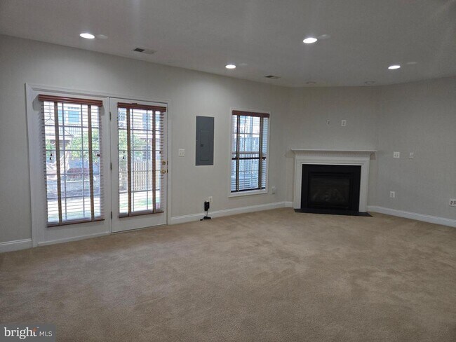 Building Photo - 25550 Oak Medley Terrace