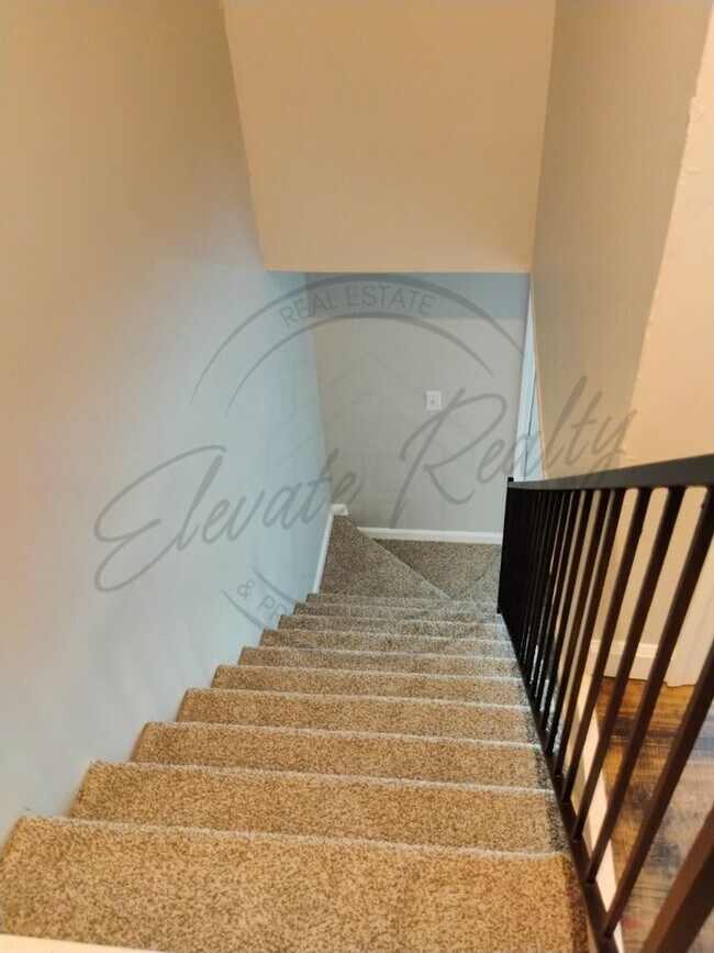 Building Photo - Two Bedroom Townhouse with deck near Trini...