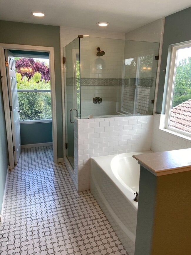 Building Photo - Parkway Beauty - 4 Bdrm, 2.5 Bath