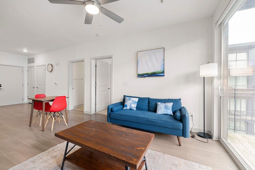 Building Photo - 633 E Main St