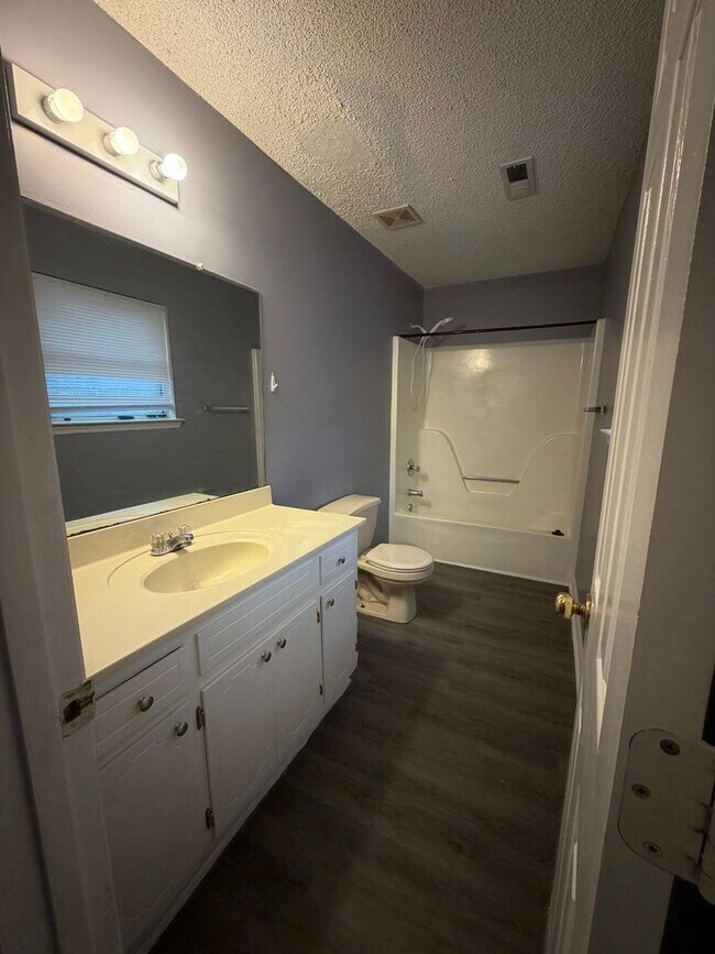 Building Photo - 3 Bd 2 Ba 1200 sq ft Townhouse