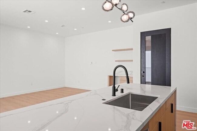Building Photo - 5214 Satsuma Ave