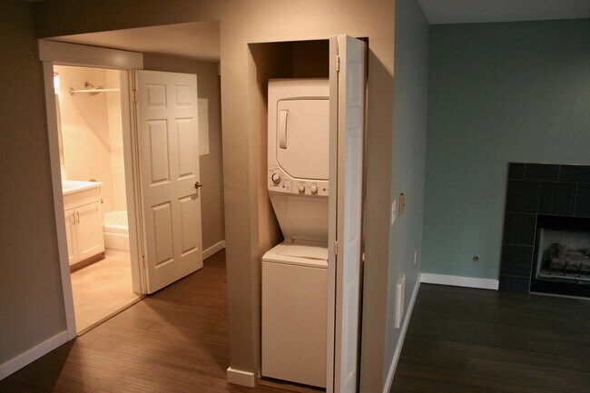 Building Photo - 3028 Western Ave