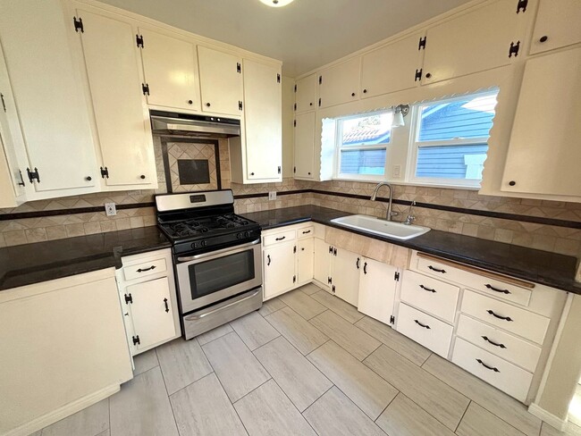 Building Photo - Charming 2 Bedroom 1 Bath home in desirabl...