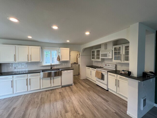 Building Photo - Cozy 2 Bedroom Home