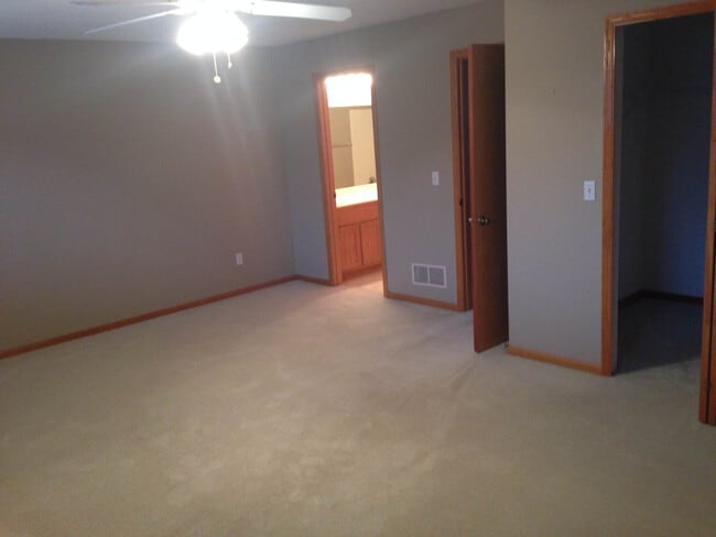 Building Photo - End Unit 3 bed finished basement Town Home