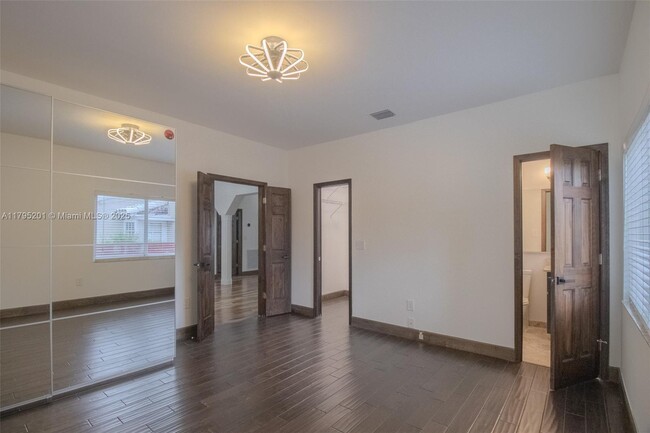 Building Photo - 3722 Royal Palm Ave