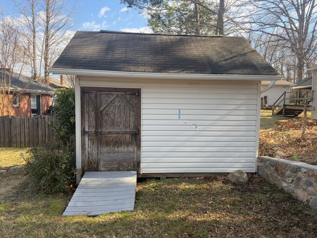 Building Photo - Lovely 3 BR home with garage, Convenient t...