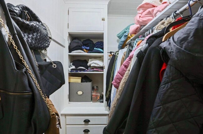 Building Photo - 2 Bed 1 Bath on a quiet street.