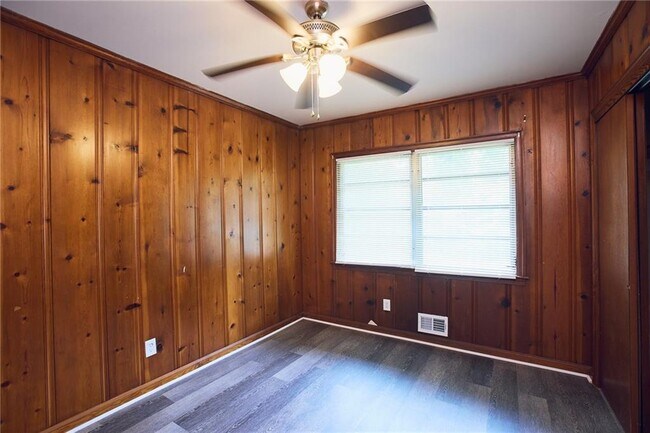 Building Photo - 826 Jefferson Ave SW