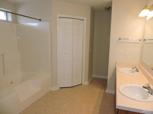 Building Photo - 2052 Southwind Cir