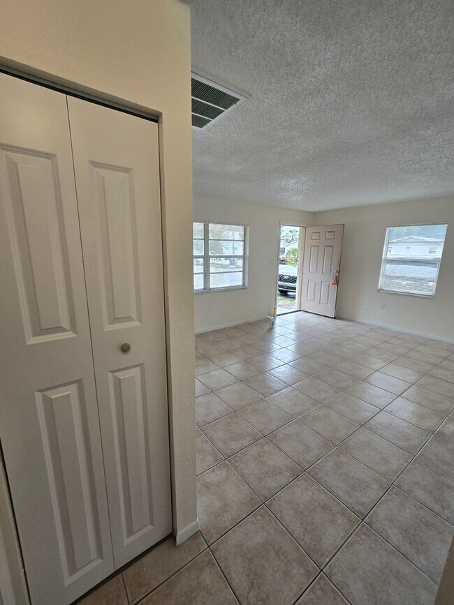 Building Photo - 2 BEDROOM, 1 BATH APARTMENT HOME - PINELLAS PARK
