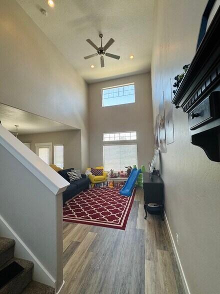 Building Photo - 758 S Aspen Way