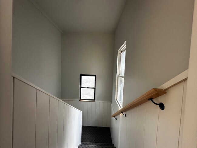 Building Photo - 869 N Hermitage Ave