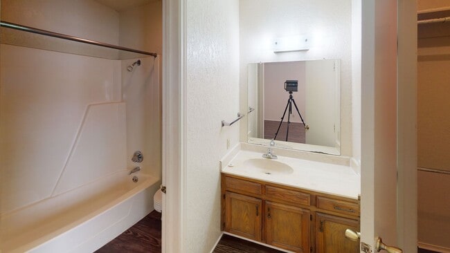 Building Photo - Bolivar Duplex - 2 Bedroom/2 Bath /2 Car Carport