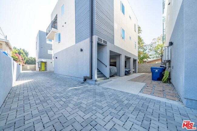 Building Photo - 11318 Miranda St