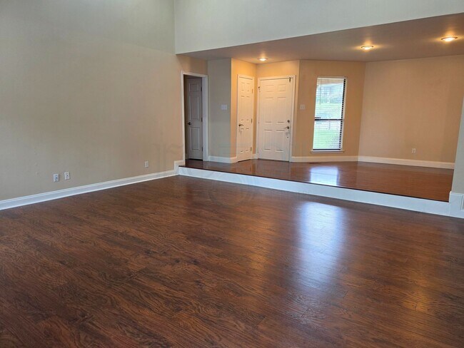 Building Photo - Great 3BR 2BA Find in Pleasant Tree Neighborhood!