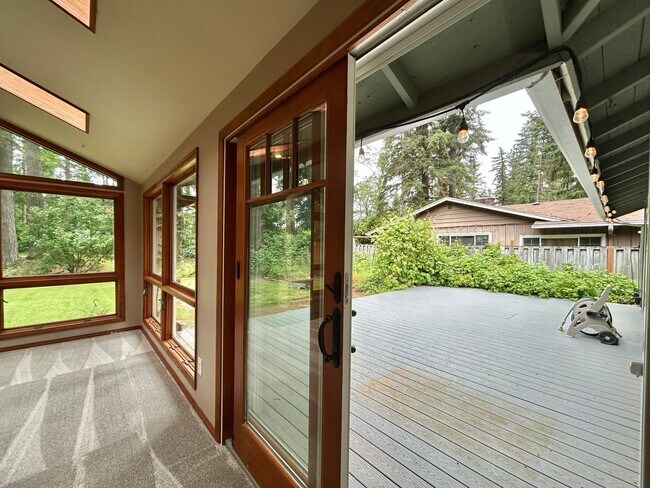 Building Photo - Tranquil Environment: 3 Bed, 1 Bath House