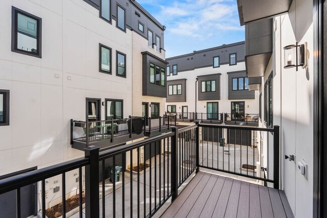 Building Photo - Reservoir District Townhome | 3 Bed + Den | 3.5 Bath | 1,800 Sf | Large Private Rooftop Deck & Ba...