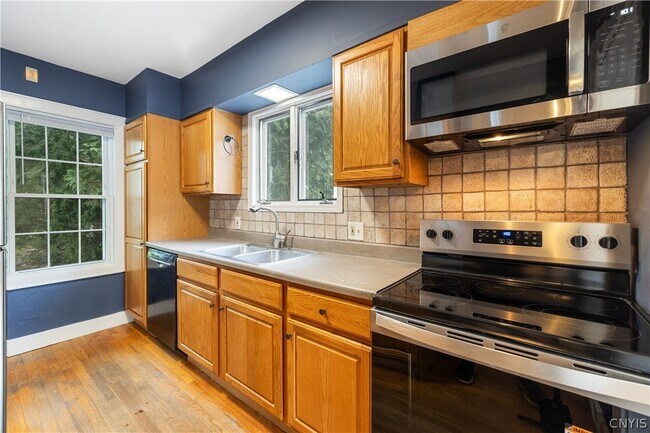 Building Photo - 448 Buckingham Ave