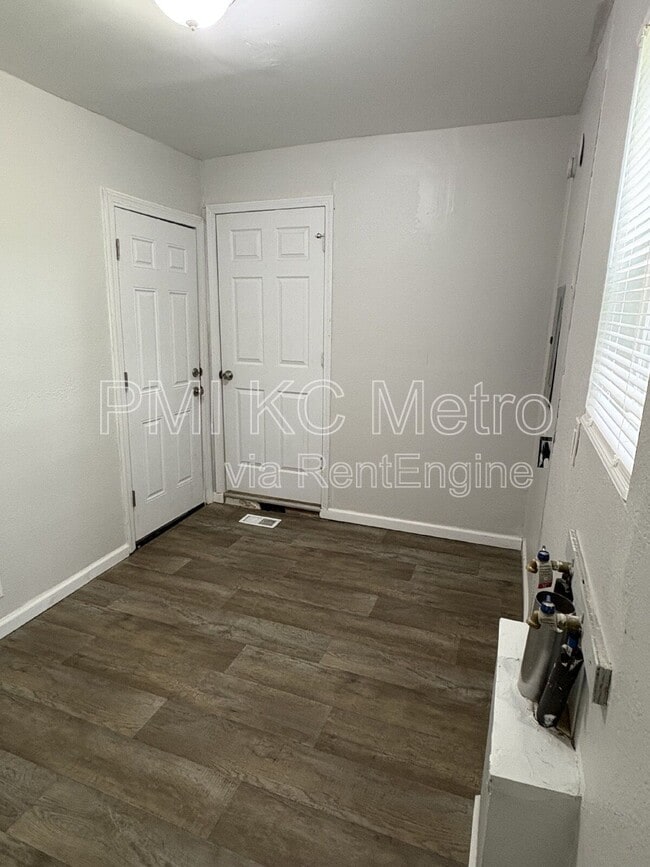 Building Photo - 1342 E 84th Terrace
