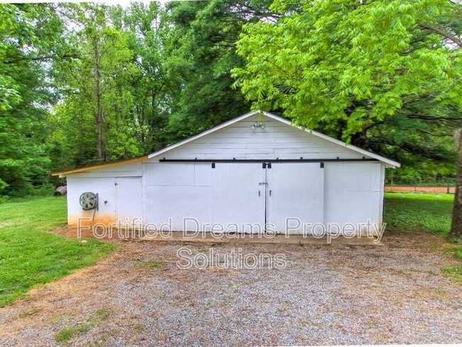 Building Photo - 7507 Greenlawn Dr