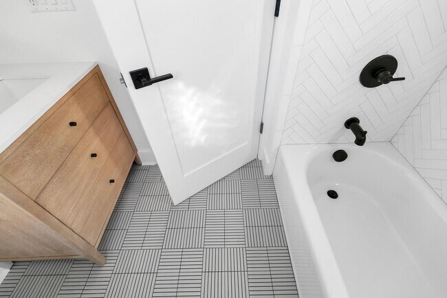 Building Photo - 516 River Rd