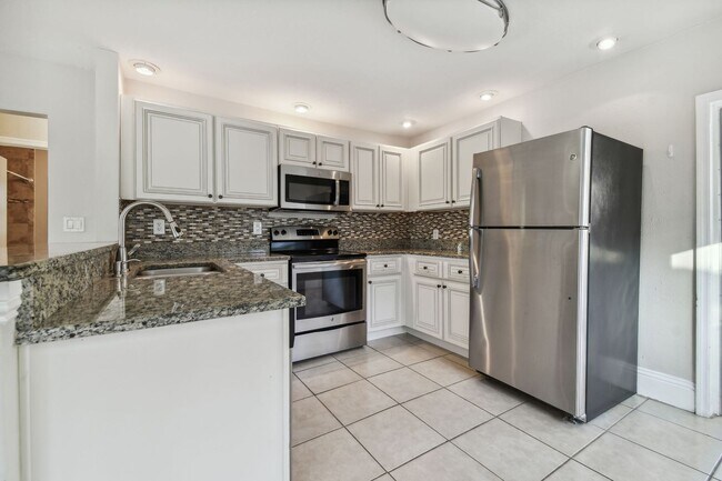 Building Photo - Charming 3 bed 2 bath North Kenwood home w...