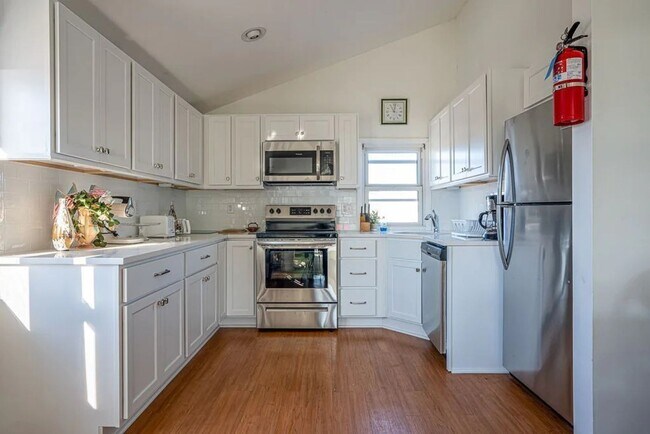 Building Photo - 9 28th St E