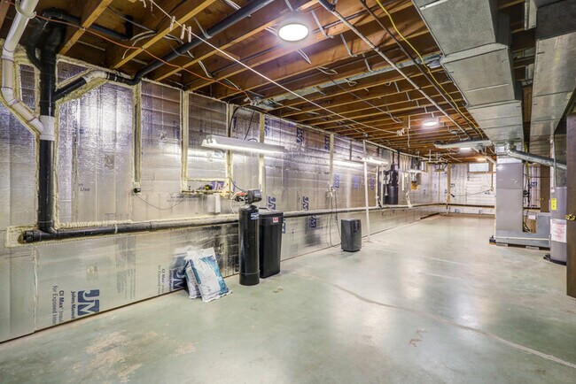 Building Photo - 1827 Larchmont Ln