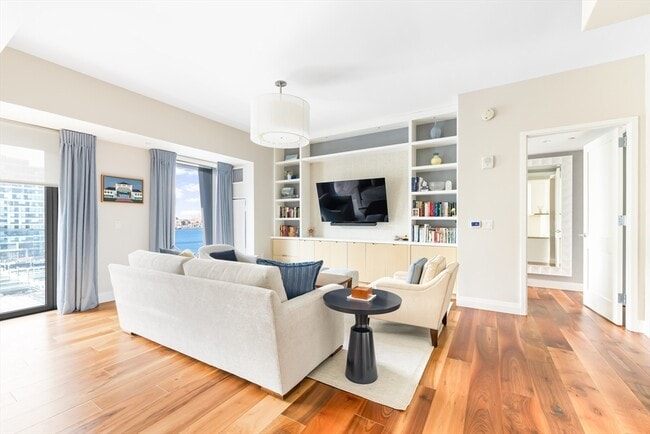 Building Photo - 300 Pier 4 Blvd.