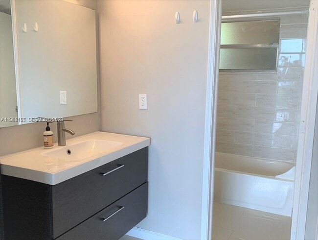 Building Photo - 9470 Live Oak Pl