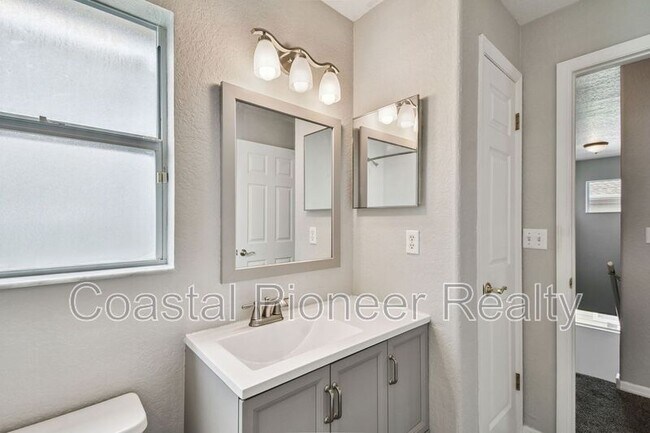 Building Photo - 6105 S Elkins Ave