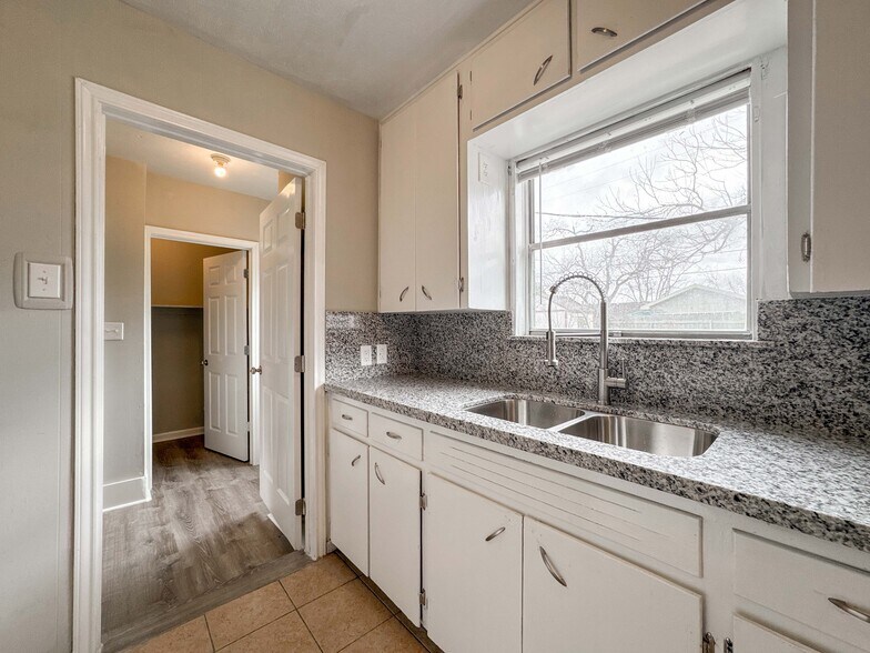 Building Photo - 1122 N Natchez Dr