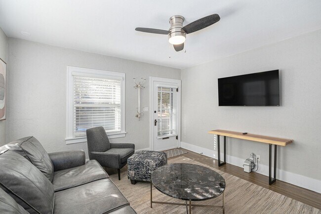 Building Photo - Start a Lease by 12/1 and Receive a $500 R...