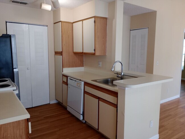 Building Photo - **For Sale w. Outside Agent** TW2127