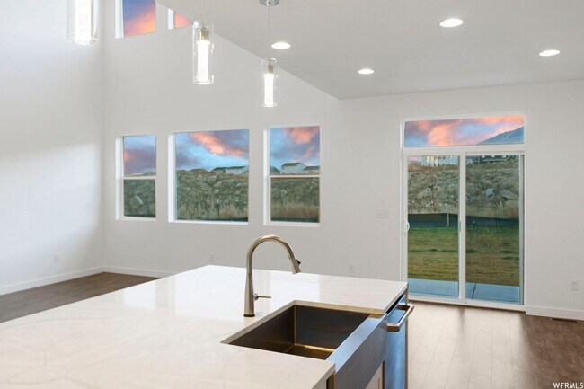 Building Photo - Stunning Home Right on the Golf Course!