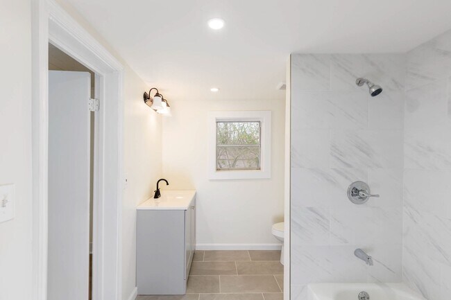 Building Photo - 2 Bedroom Charmer in heart of Columbiana