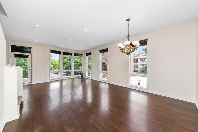 Building Photo - 2632 N Hartland Ct