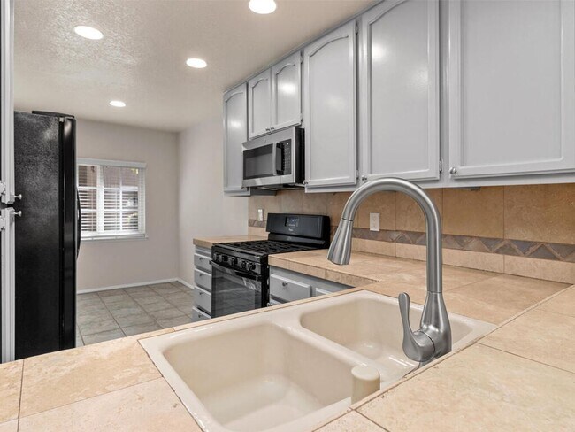 Building Photo - Desireable resort-lifestyle complex in the heart of La Costa!